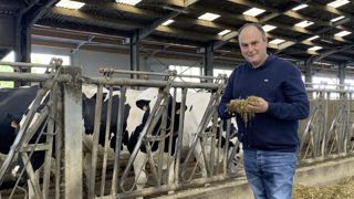 Selon Jean-François Destombes, éleveur dans le Nord, "la volonté d'intensifier la production laitière commence par la qualité de la ration de base". Selon Jean-François Destombes, éleveur dans le Nord, "la volonté d'intensifier la production laitière commence par la qualité de la ration de base".